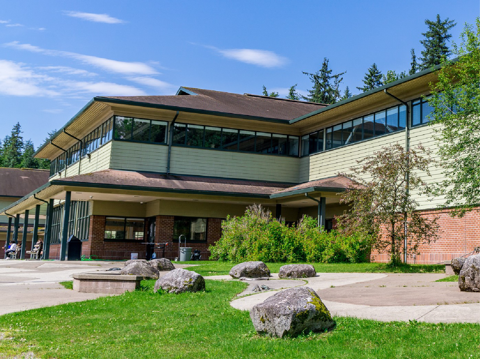 Dzantik'i Heeni School on a sunny day.